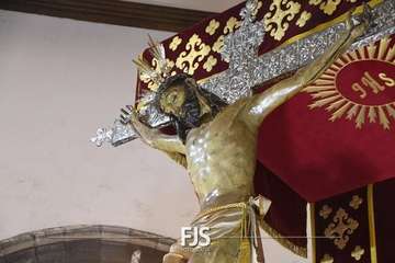 El Cristo de Telde, acicalado para la solemne procesión de esta noche por las calles de San Juan/TA.
